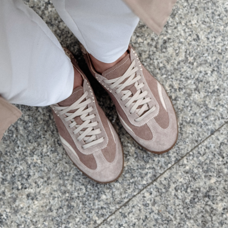 Zamszowe sneakersy damskie - Kakao