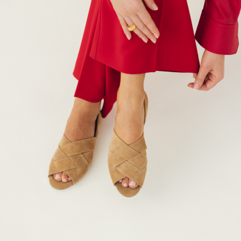 Buty z odkrytymi palcami i zakrytą piętą - Is This Fun