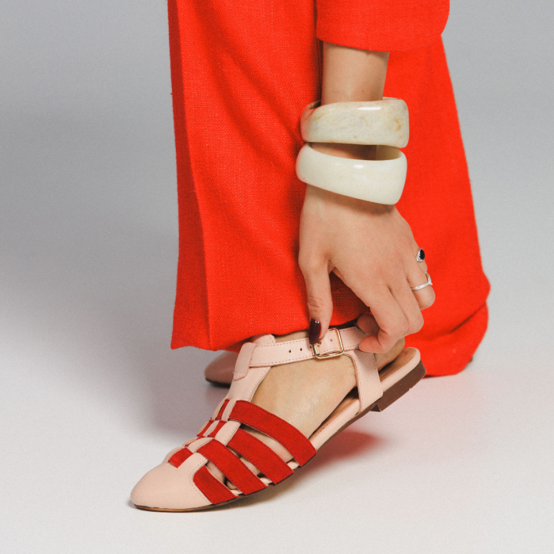 Skórzane sandały z zakrytymi palcami - Blush