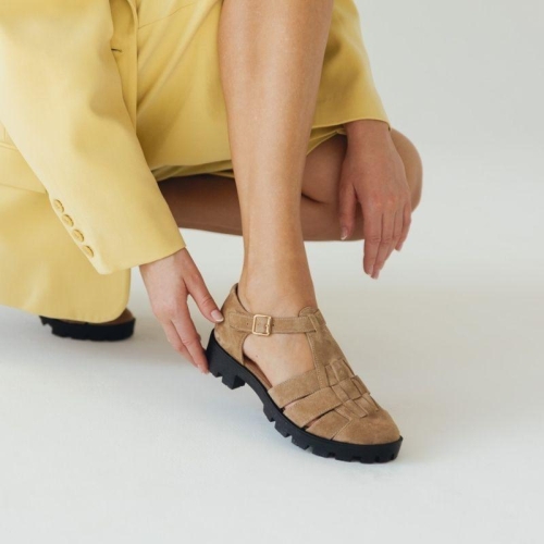 Skórzane sandały z zakrytymi palcami - Because It's You