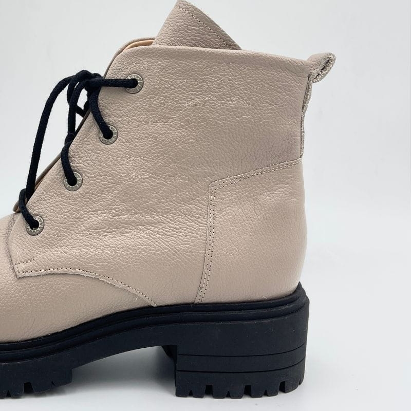 sznurowane-botki-na-obcasie-w-kolorze-taupe (5).jpg