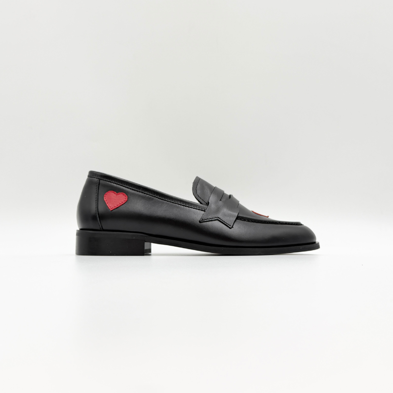 mokasyny-damskie-czarne-skorzane-little-hearts.png