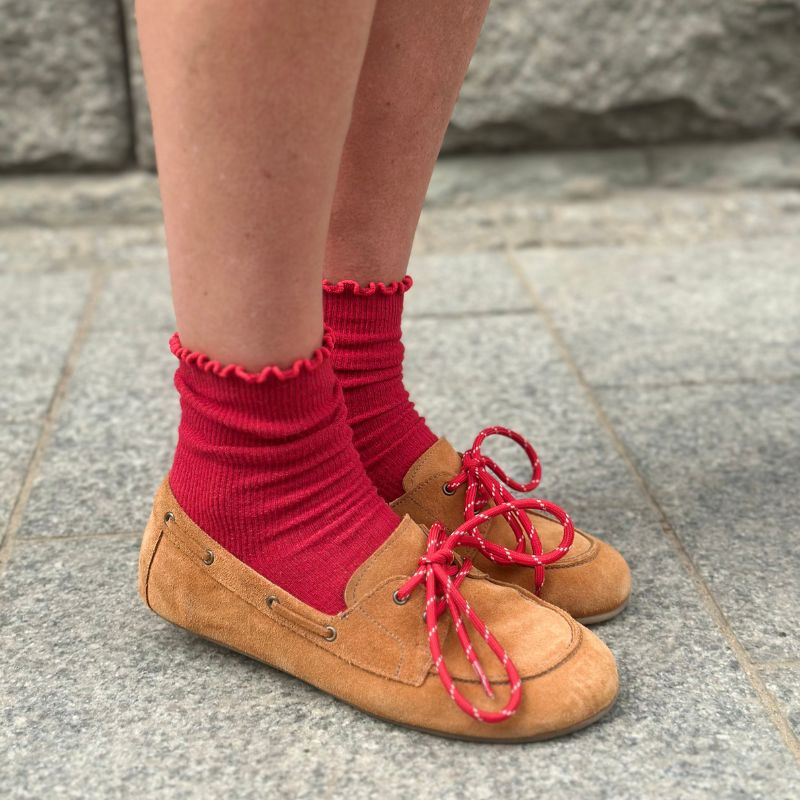 zamszowe-mokasyny-z-czerwonymi-sznurowkami-everyday-summer.jpg