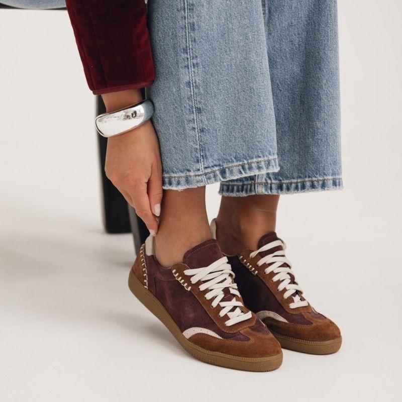 Zamszowe sneakersy damskie - Bakłażan