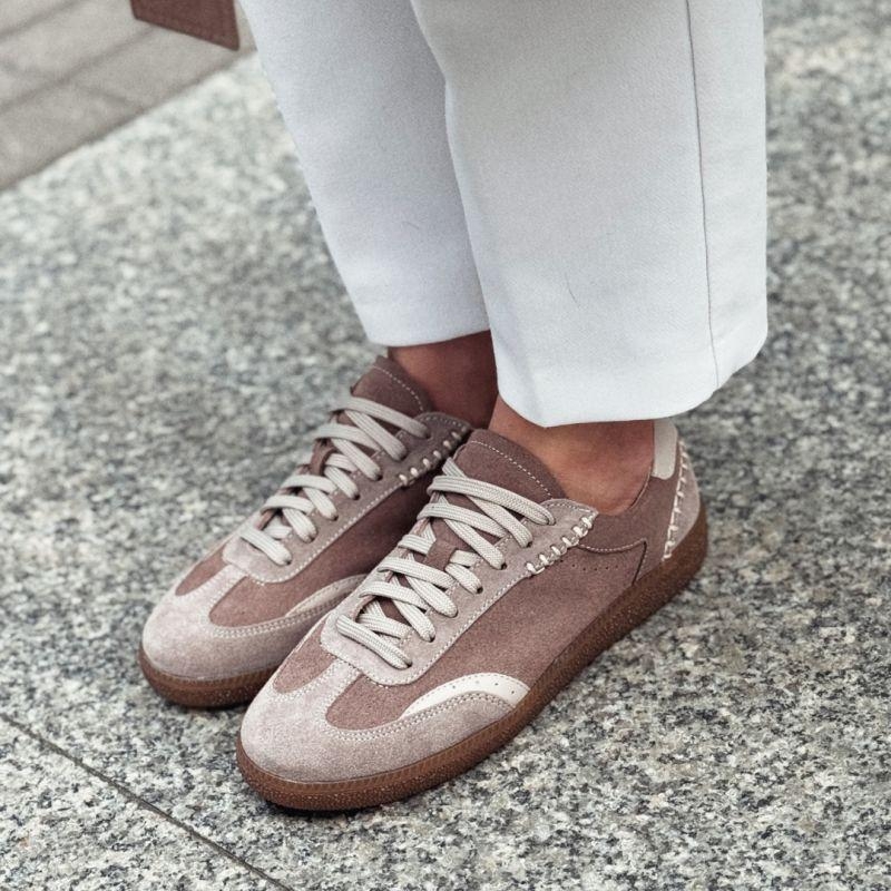 Zamszowe sneakersy damskie - Kakao