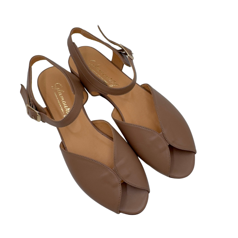 Sandały skórzane, płaskie 39