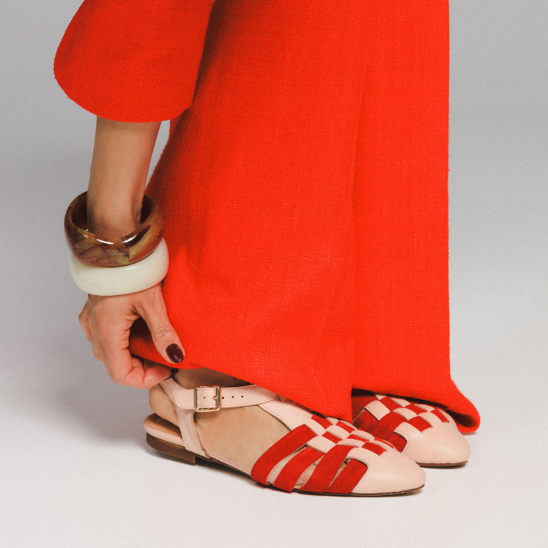 Skórzane sandały z zakrytymi palcami - Blush