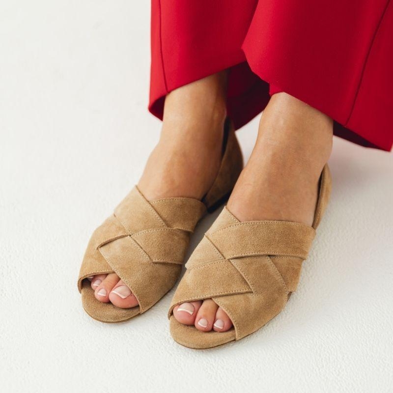 Buty z odkrytymi palcami i zakrytą piętą - Is This Fun