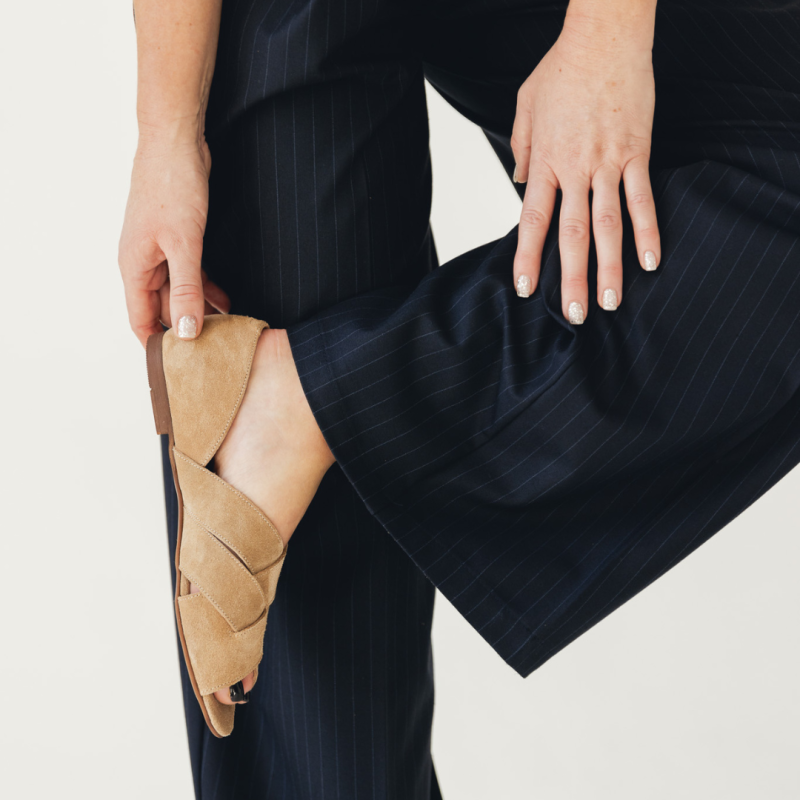 Buty z odkrytymi palcami i zakrytą piętą - Is This Fun