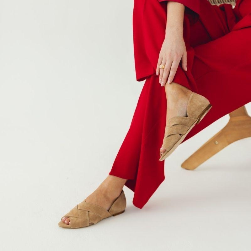 Buty z odkrytymi palcami i zakrytą piętą - Is This Fun