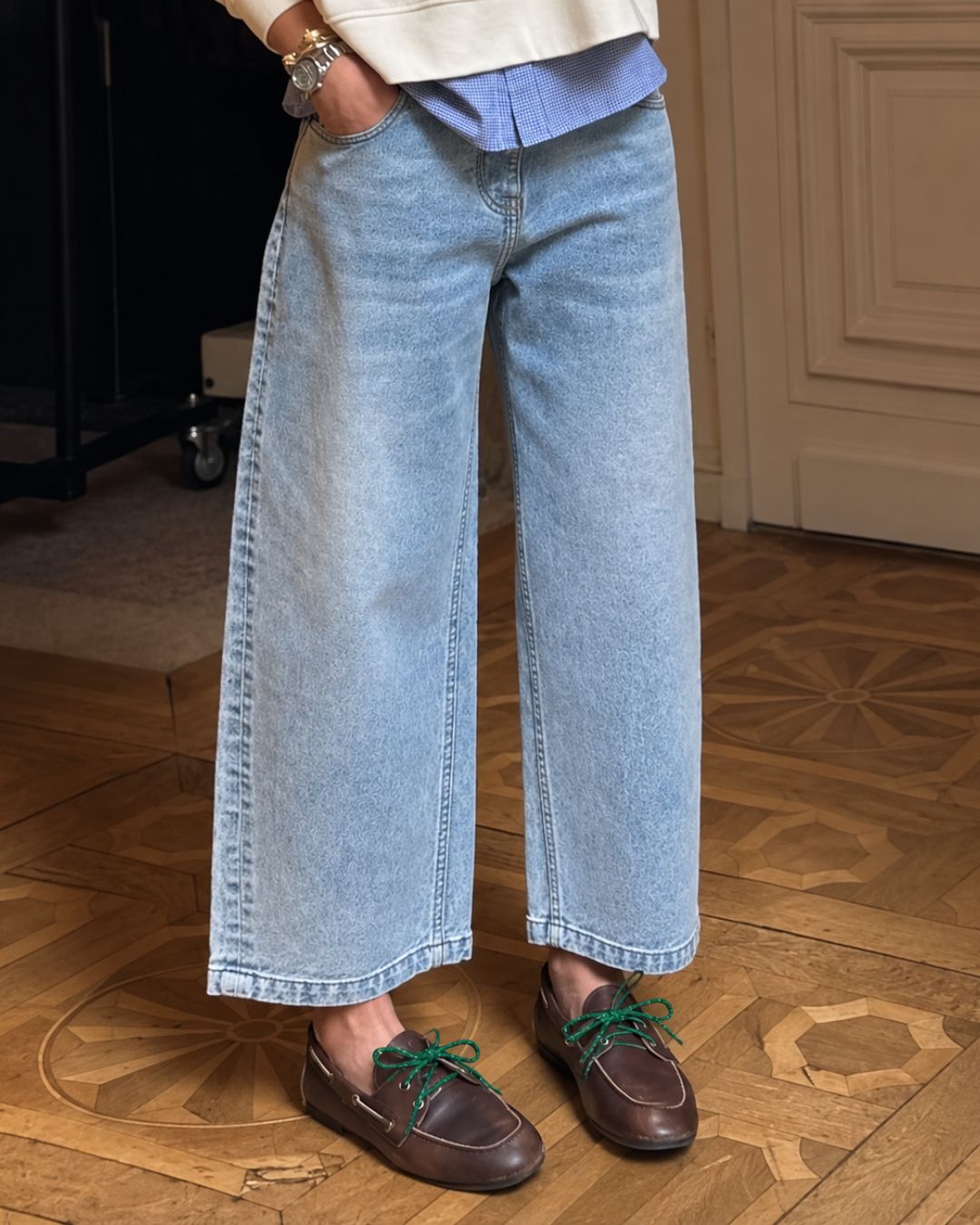 Buty żeglarskie damskie brązowe - jak stylizować