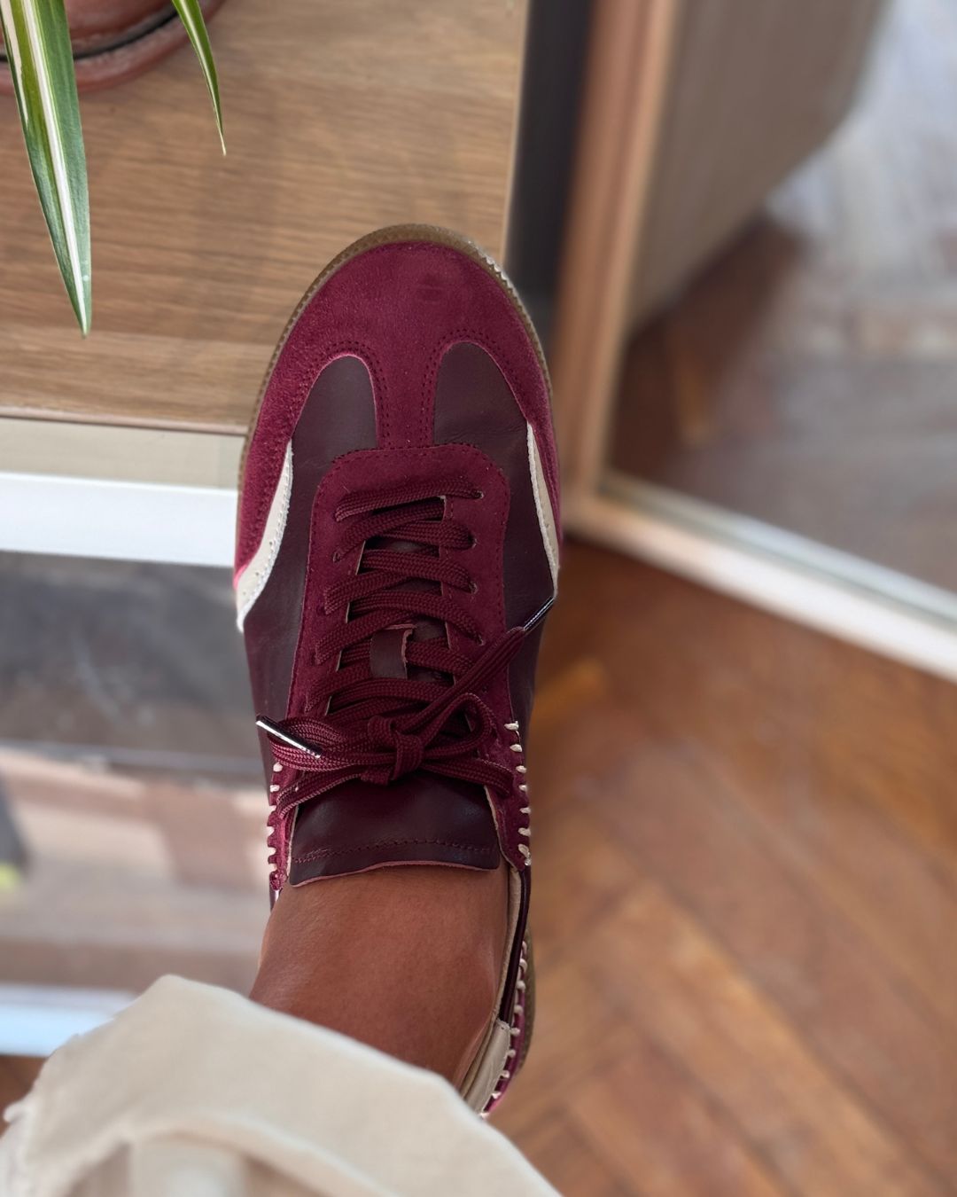 Zamszowe sneakersy damskie w kolorze burgundowym