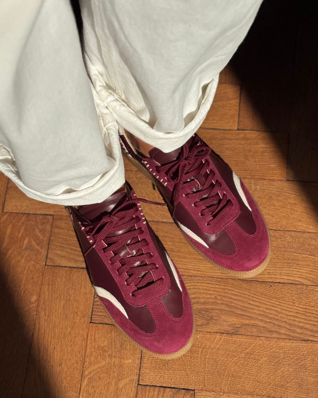 Zamszowe sneakersy damskie w kolorze burgundowym